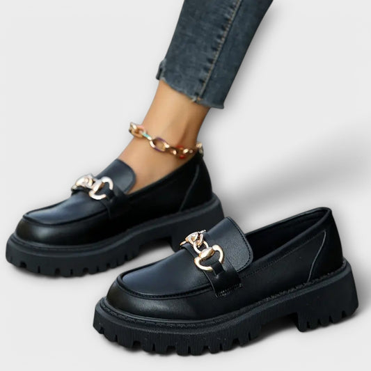 Trendy dámske platformové loafers so sponou